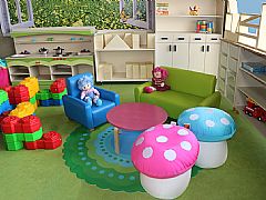 עיצוב פינת ישיבה בגן ילדים עם פוף פטריה וכורסאות דגם ביתי