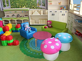עיצוב פינת ישיבה בגן ילדים עם פוף פטריה וכורסאות דגם ביתי