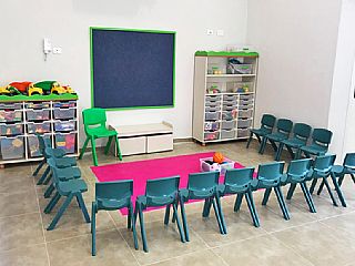 עיצוב כיתת גן עם כסאות פלסטיק ובשילוב שטיחי pvc