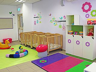 עיצוב כיתת תינוקות - מבט צד בשילובי ירוק וסגול