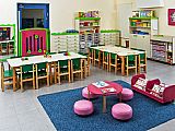 כיתת גן בעיצוב צבעי ירוק וורוד עם הדומי ישיבה